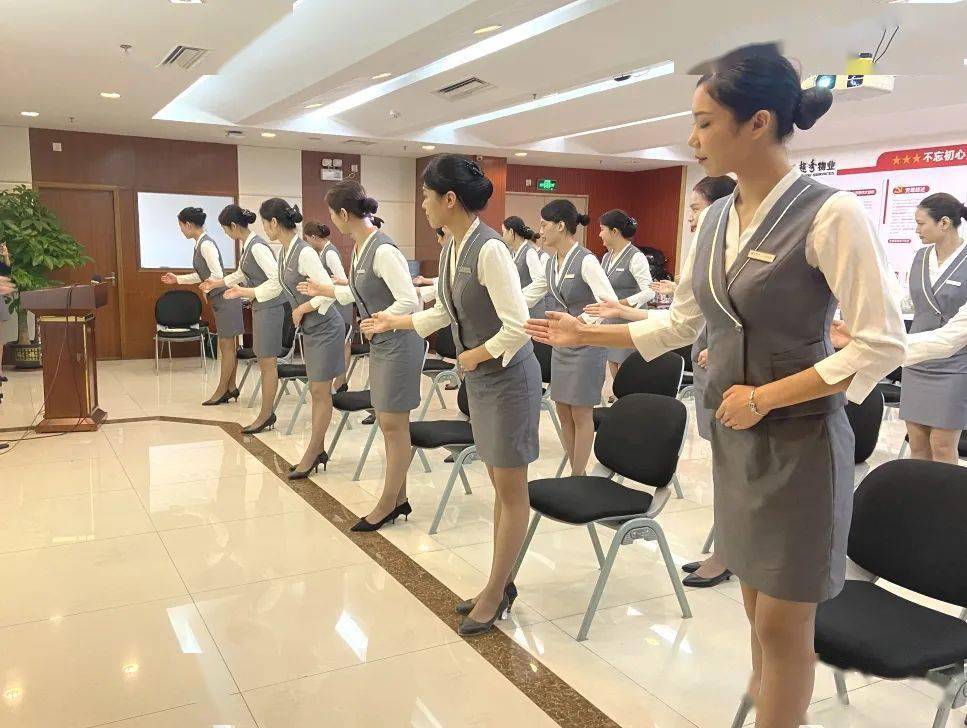 强化服务理念，树立礼仪形象——打造卓越服务新风尚